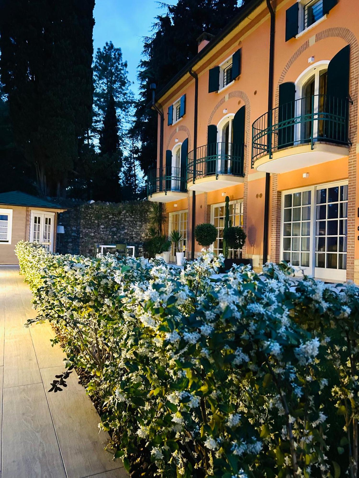 Residenza Eden Pensionat Colà Exteriör bild
